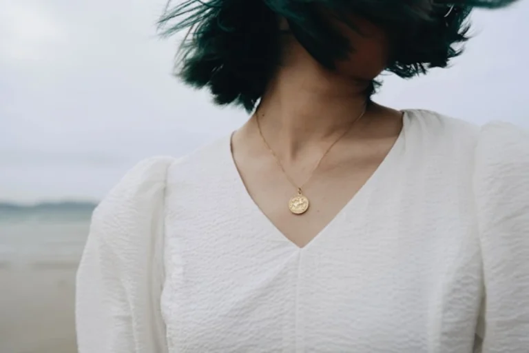 Les bijoux astro : le guide complet pour choisir et porter son signe astrologique